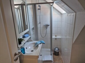 Dusche, Haartrockner, Handtücher, Toilettenpapier