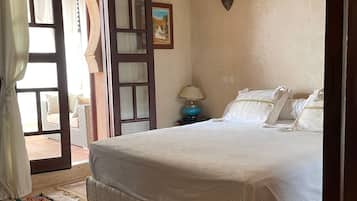 4 makuuhuonetta, silitysrauta/-lauta, vauvan matkasänky, Wi-Fi