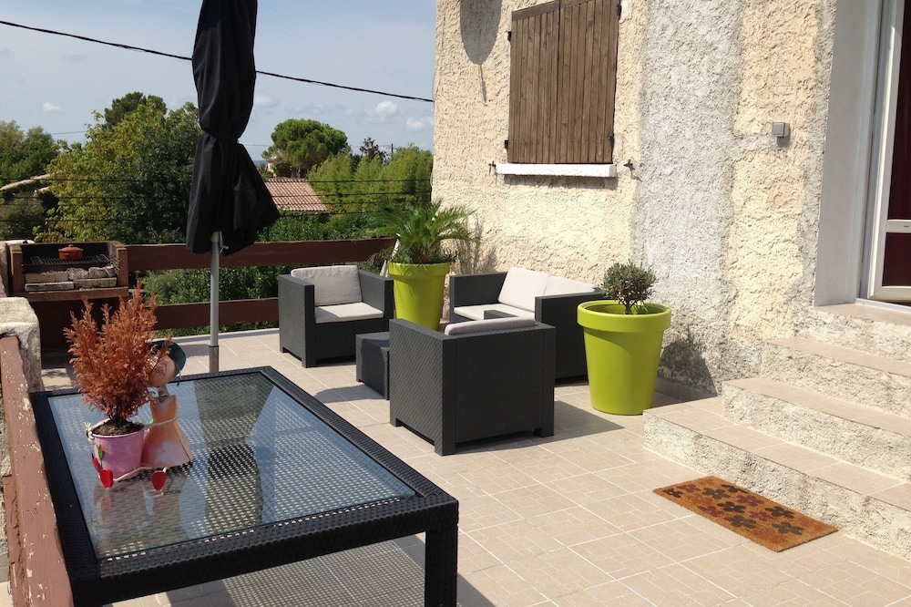 Apartment at the top of the villa with terrace and land for animals, 5 people