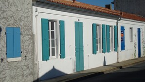 A building with white walls and teal shutters, featuring a number '40' sign. - House close to all shops (Saint-Denis-d'Oléron)