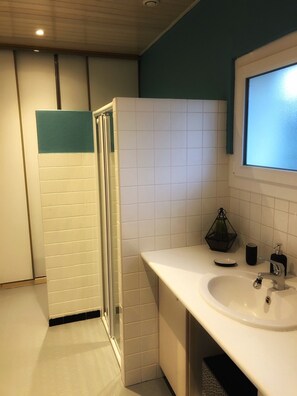 Shower, hair dryer, towels, toilet paper - House in Soustons, Landes (Soustons)