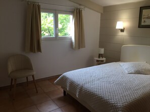1 chambre, fer et planche à repasser