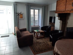 Télévision, lecteur de DVD, livres