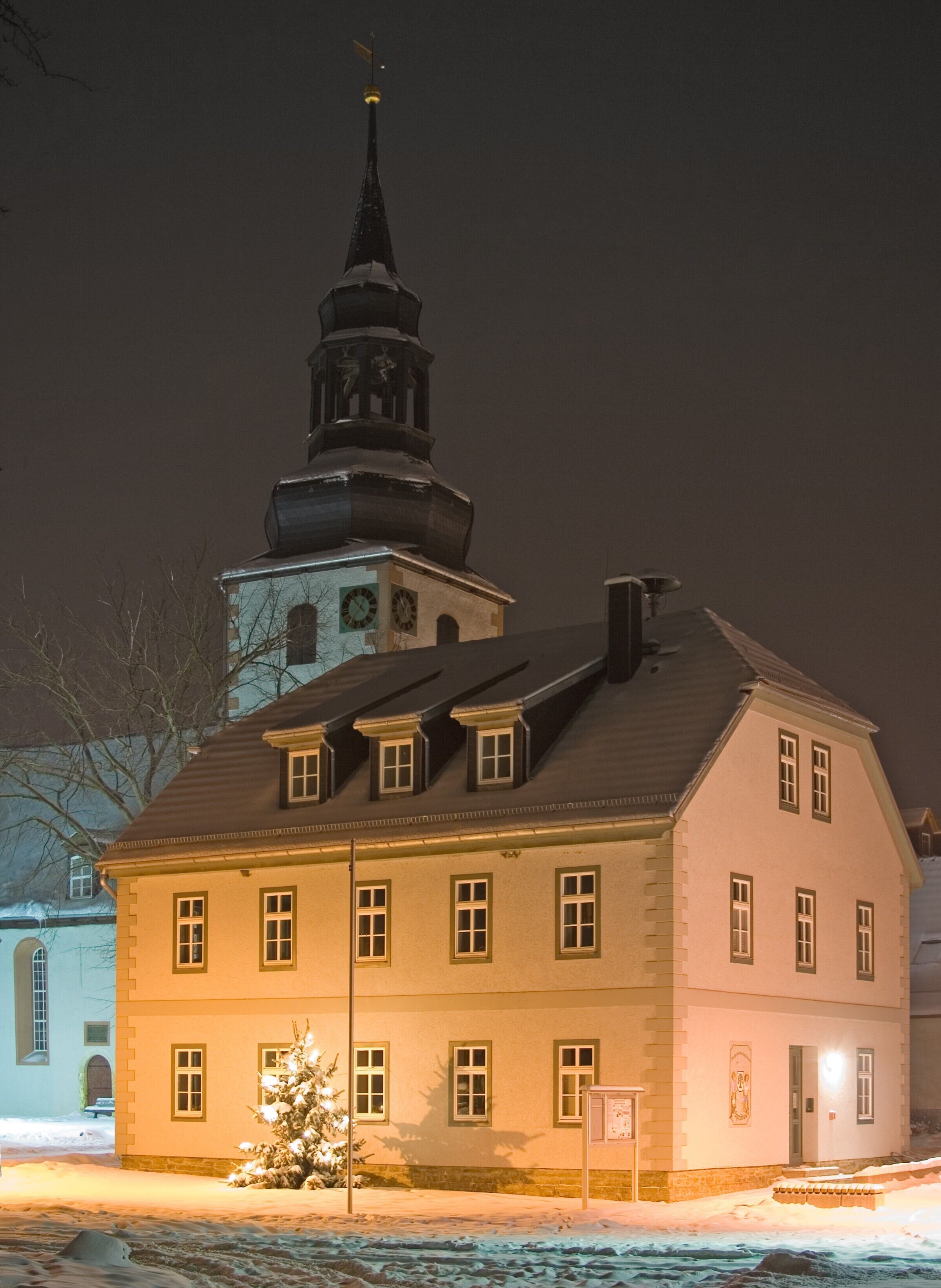 Gemeindehaus und Kirche im Winter