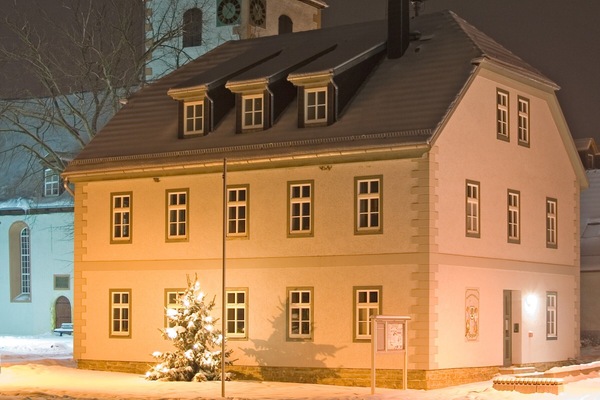 Gemeindehaus und Kirche im Winter