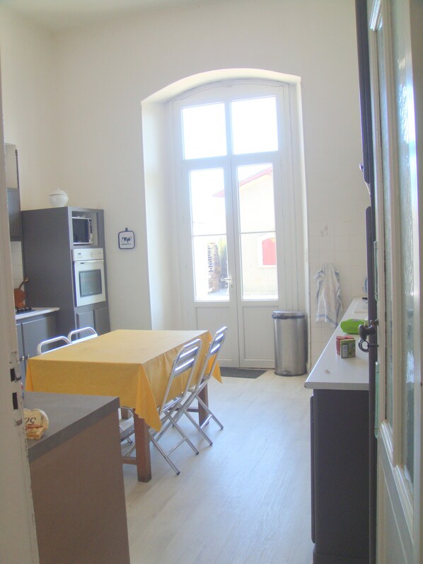 A compact kitchen with a dining area, a microwave, an oven, and a sink. - Beautiful mansion with park and private pool on a Bordeaux wine estate (Cadillac)
