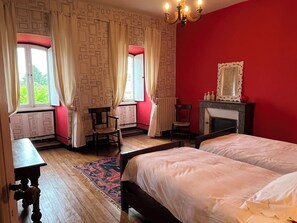 7 Schlafzimmer, Schreibtisch, Bügeleisen/Bügelbrett, Reisekinderbett