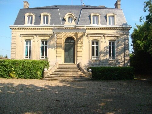 Beautiful mansion with park and private pool on a Bordeaux wine estate