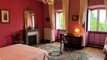 7 Schlafzimmer, Schreibtisch, Bügeleisen/Bügelbrett, Reisekinderbett