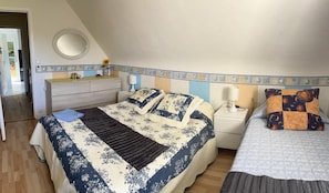 5 quartos, ferros/tábuas de passar roupa, Wi-Fi, roupa de cama