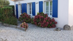 Un edificio con persianas azules y un letrero que dice "sede".