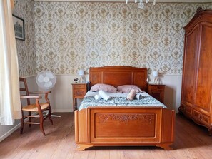 6 habitaciones, tabla de planchar con plancha y cuna de viaje 