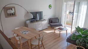 Smart-TV, Bücher, Stereoanlage