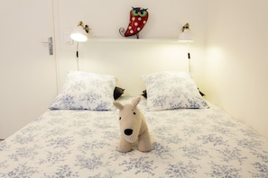 2 bedrooms, desk, iron/ironing board, travel cot