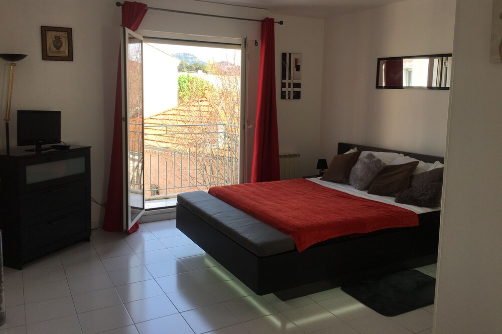 Pretty T2 quiet and bright, Sanary center, 150m from the harbor 400m beaches