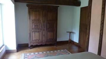 2 habitaciones, tabla de planchar con plancha, cuna de viaje y wifi