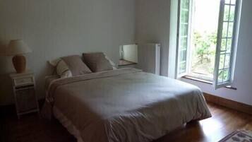 2 makuuhuonetta, silitysrauta/-lauta, vauvan matkasänky, Wi-Fi