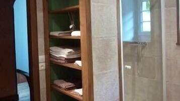 Douche, sèche-cheveux, serviettes fournies