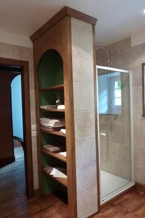 Ducha, secador de pelo y toallas