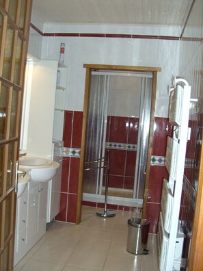 Een douche, een haardroger, handdoeken, zeep