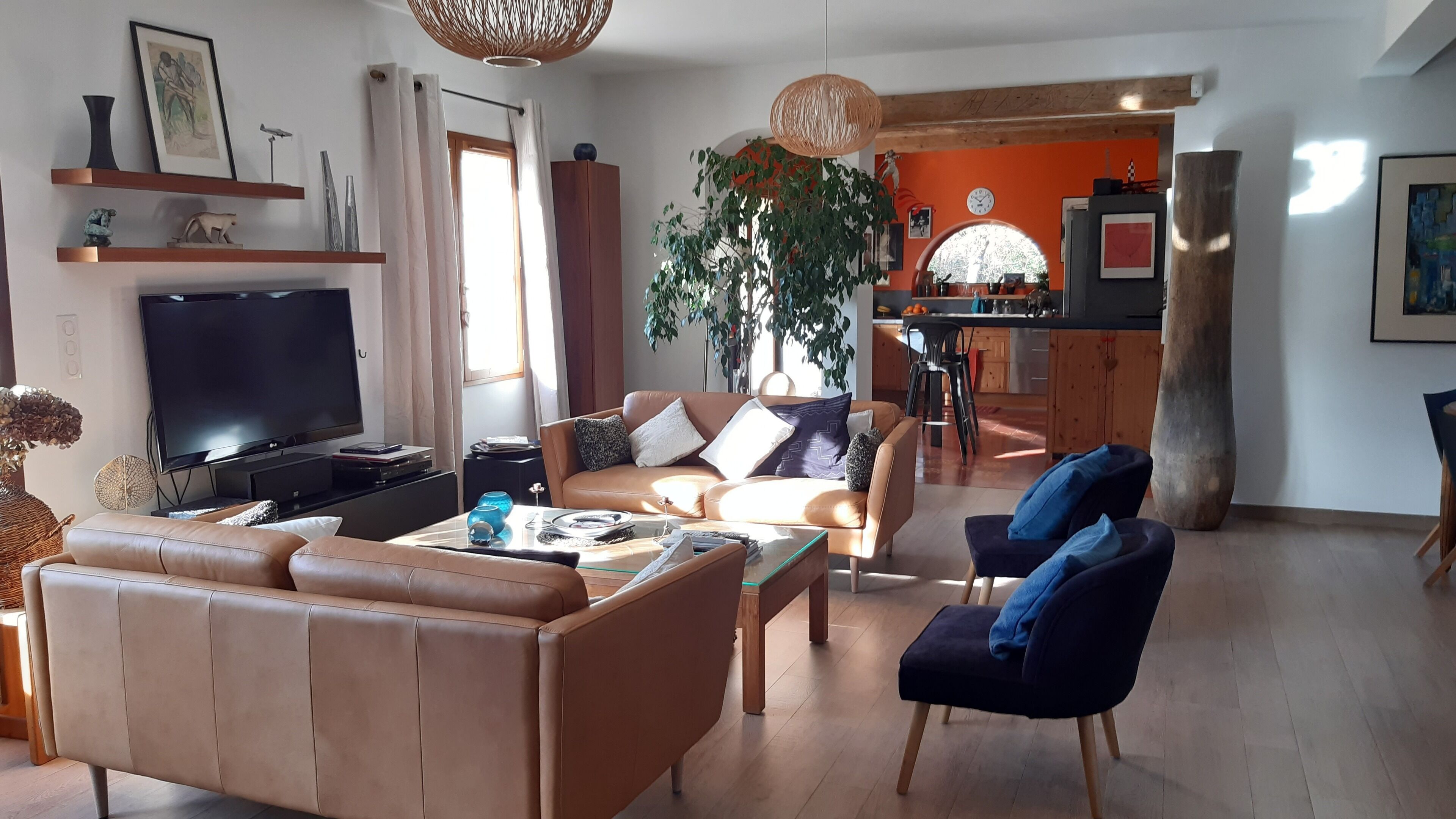 Provencal house near Aix en Provence with bowling pitch and swimming pool.