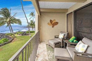 Property grounds - OCEANFRONT TWO BEDROOM CONDO-A/C in Both Bdrms!  Cal King Beds in Both Bdrms! (Kailua-Kona)