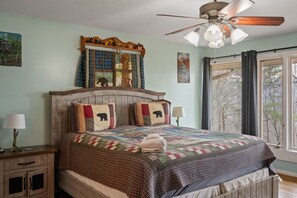 3 makuuhuonetta, työpöytä, ilmainen Wi-Fi, vuodevaatteet