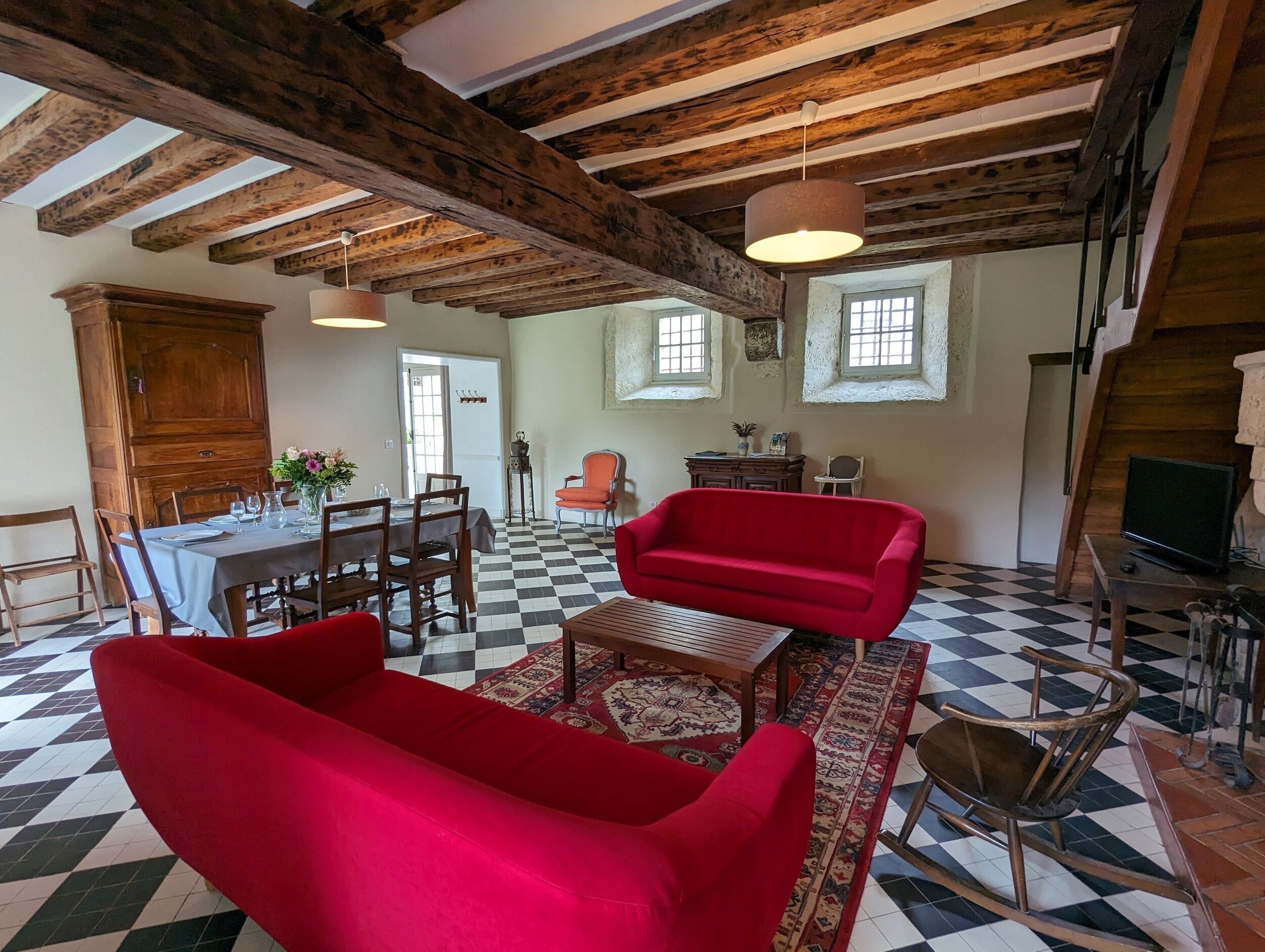 Télévision, cheminée, lecteur de DVD, table de tennis de table