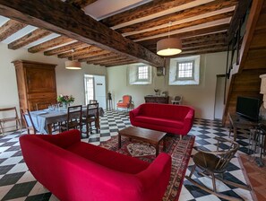 TV, lareira, DVD player, mesa de pingue-pongue