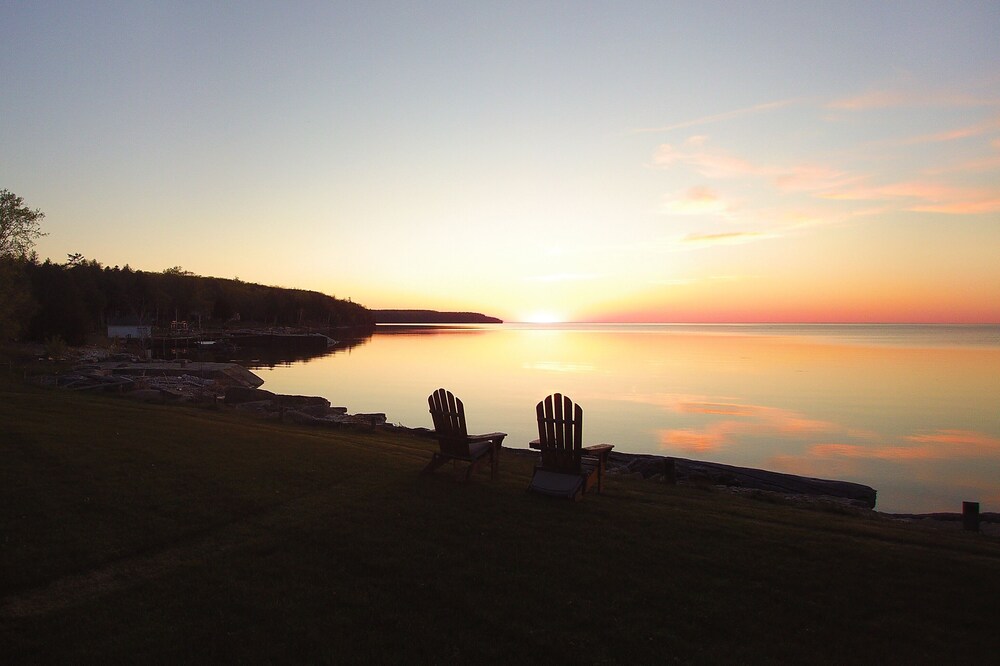 Romantic Waterfront Suite With Amazing Water Views, Hedgehog unit