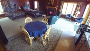Télévision, cheminée, lecteur de DVD, table de tennis de table