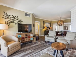 TV - Barrington Arms Oceanfront Complex | Just Steps from the Beach (Hilton Head Island)