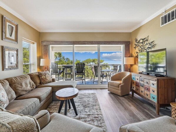 TV - Barrington Arms Oceanfront Complex | Just Steps from the Beach (Hilton Head Island)