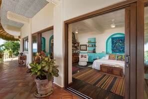 3 quartos, cofres nos quartos, escrivaninha