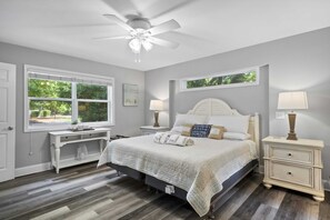 4 habitaciones, tabla de planchar con plancha, wifi y ropa de cama 