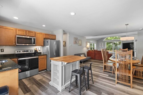 Private Pool, Peaceful Location, Walk to Beach Home!