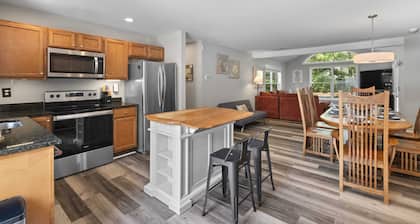 Private Pool, Peaceful Location, Walk to Beach Home!