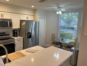 Jääkaappi, mikroaaltouuni, liesi, astianpesukone