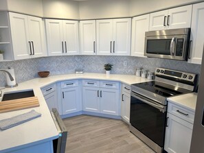 Jääkaappi, mikroaaltouuni, liesi, astianpesukone