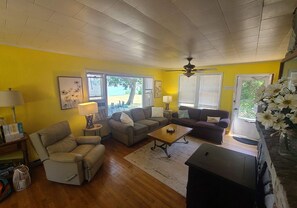 تلفزيون، مدفأة، مشغل دي في دي، ستيريو