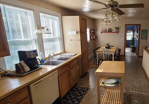 ثلاجة، ميكروويف، فرن، موقد طهي مسطح