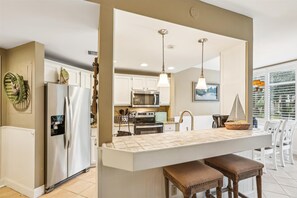 Kjøleskap, mikrobølgeovn, ovn og oppvaskmaskin