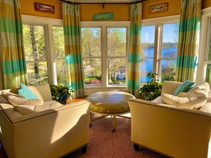 Smart TV, fireplace, video games, DVD player - Lakefront Heaven!  Pool, Cabana, Big yard & porches, kayak, In Lex! Boat Option! (Lexington)