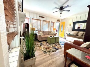 Älytelevisio, takka, kirjoja