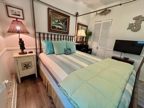 1 dormitorio, escritorio, tabla de planchar con plancha y cuna de viaje