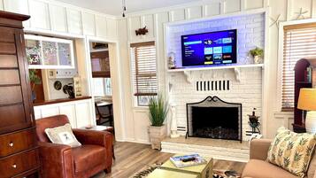 Smart TV, caminetto, libri