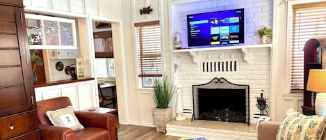 TV connectée, cheminée, livres