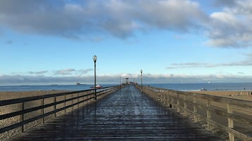 En la playa, camastros y toallas de playa