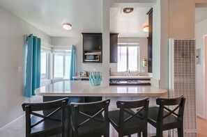 Réfrigérateur, micro-ondes, plaque de cuisson, lave-vaisselle