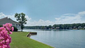 Propiedad junto al lago con casa, muelle y zona verde.